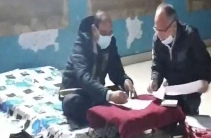 ghazaiabad.jpg IAS ने हाड़ कंपा देने वाली ठंड के बीच रैन बसेरे में बिताई रात, लोग बोले- पहले नहीं देखा ऐसा DM