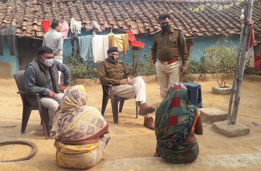 CSP, TI and forensic expert talking to the victim's family. पीडि़त के घर पहुंचे सीएसपी, बेटी की हत्या पर परिवारजनों से ली जानकारी