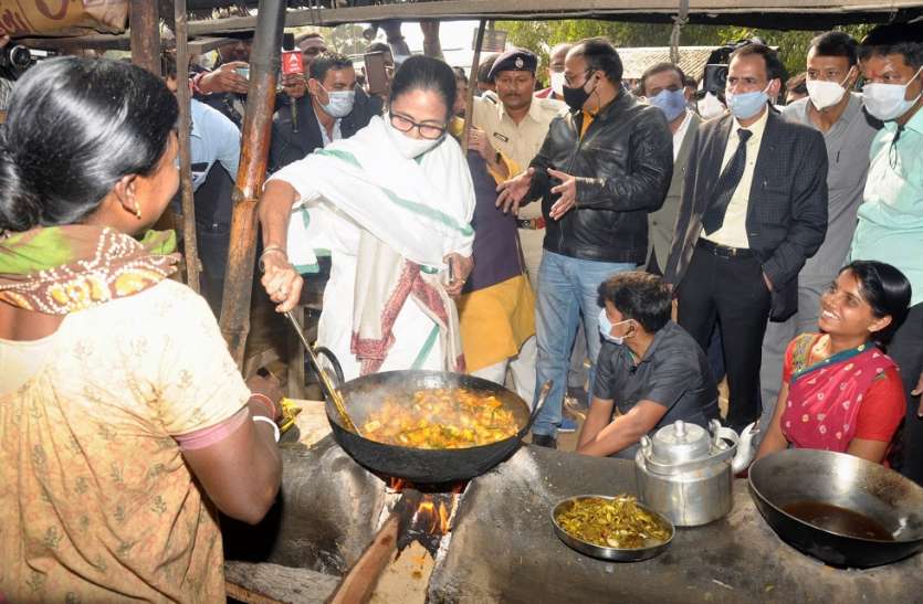 जब सीएम रास्ते में चूल्हे पर चढ़ी सब्जी को पकाने लगीं जब सीएम रास्ते में चूल्हे पर चढ़ी सब्जी को पकाने लगीं