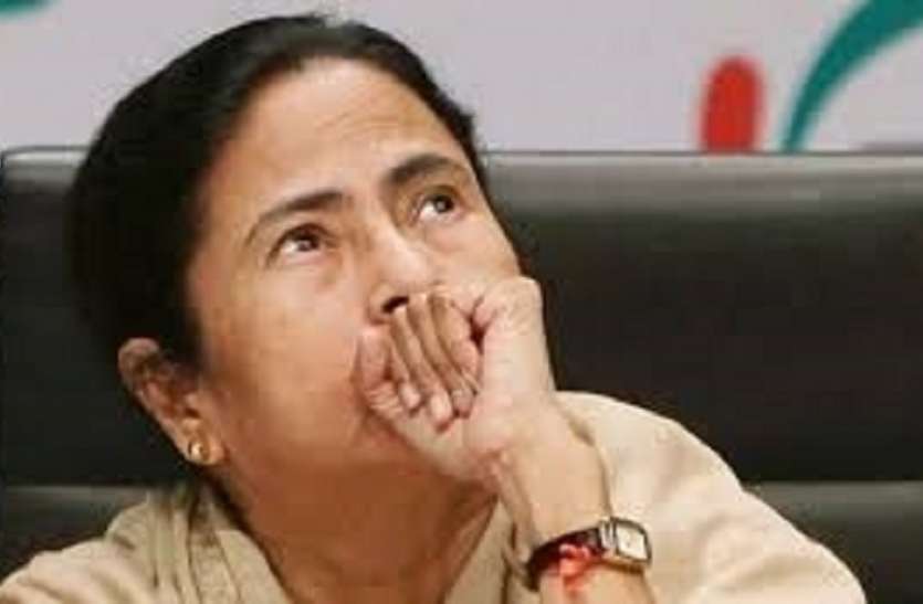पश्चिम बंगालः पुरोहितों के भत्ता वितरण में भ्रष्टाचार का आरोप, कलक्टर ने दिया जांच का आश्वासन पश्चिम बंगालः पुरोहितों के भत्ता वितरण में भ्रष्टाचार का आरोप, कलक्टर ने दिया जांच का आश्वासन