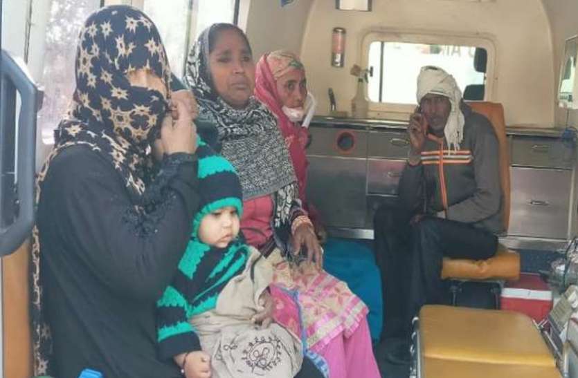meerut2.jpg ओवरटेक करने को लेकर दो डग्गामार बसों की भिड़ंत, 2 दर्जन यात्री गंभीर रूप से घायल