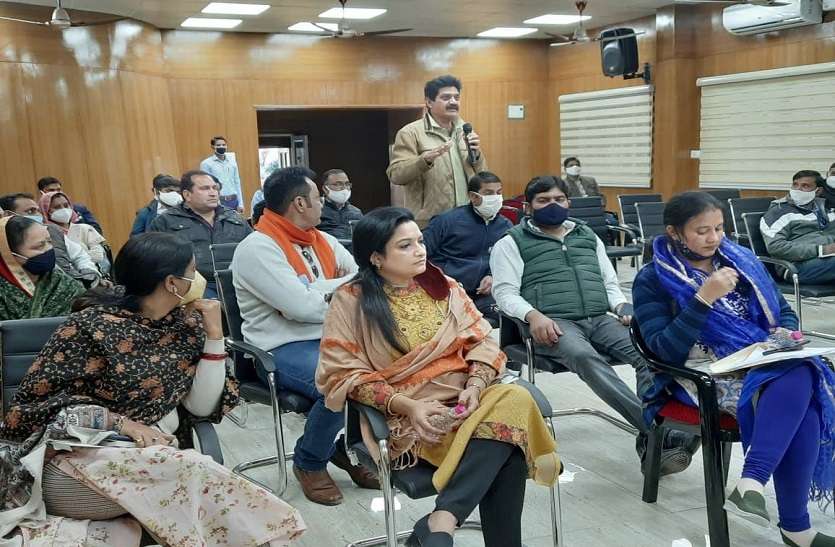 बैठक में वार्ड की समस्या बताते पार्षद। हर वार्ड में 50-50 एलईडी लगेंगी, गलियों में सीवर समस्या से निजात मिलेगी