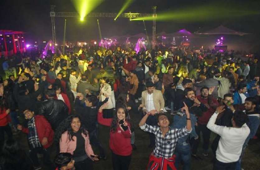 New year celebration (File photo) New year celebration 2021 में नहीं हो चलेगी मनमानी, होटलों में आधी रात को नहीं हो पाएंगे रंगारंग कार्यक्रम