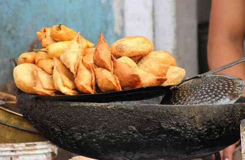samosa.jpg Moradabad: समोसे खाने से एक बच्चे की मौत, दो दर्जन से ज्यादा बीमार