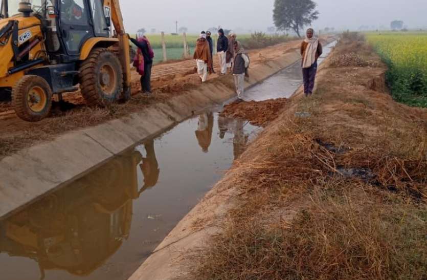 15 साल बाद नहर के अंतिम छोर पर पहुंचा पानी, किसानों के चेहरे खिले 15 साल बाद नहर के अंतिम छोर पर पहुंचा पानी, किसानों के चेहरे खिले