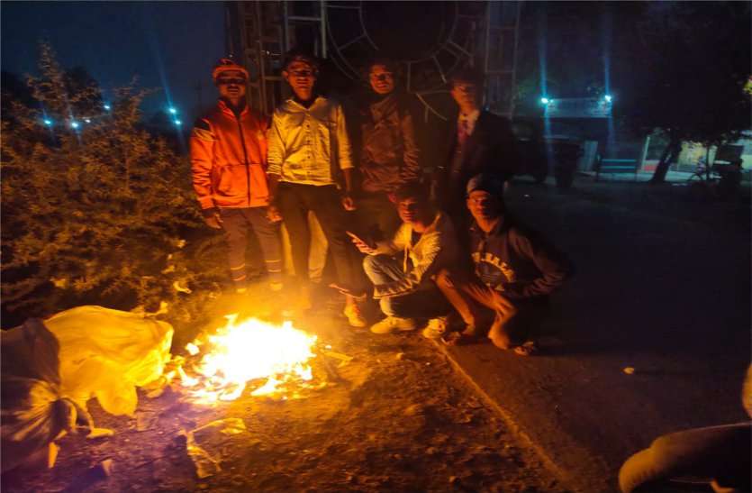 The city shivering with cold air ठंडी हवाओं से कंपकंपाए लोग, दिनभर छाए रहे आसमान पर बादल