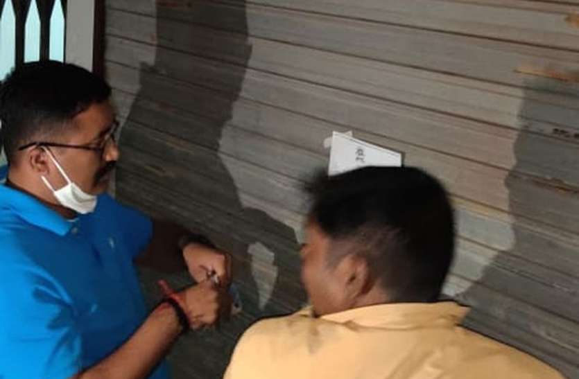 दमकल टीम ने लापरवाही पर सील की सैकड़ों दुकानें दमकल टीम ने लापरवाही पर सील की सैकड़ों दुकानें