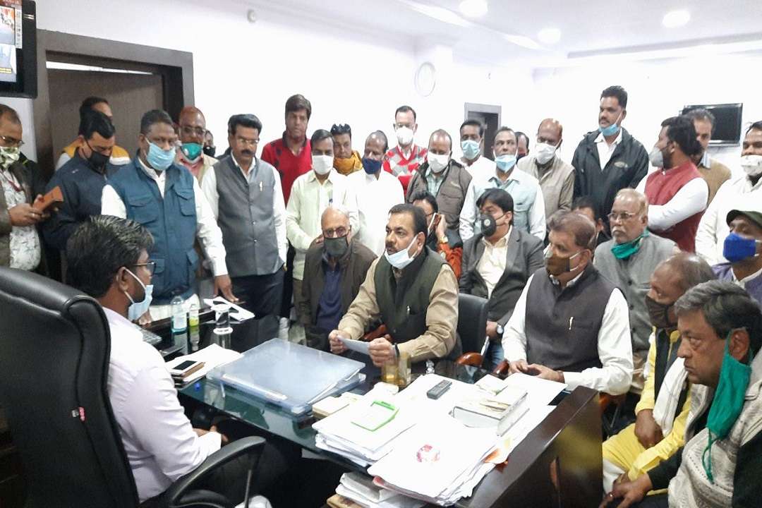 शुद्ध हवा पर शुल्क का विरोध जताते कांग्रेस जन