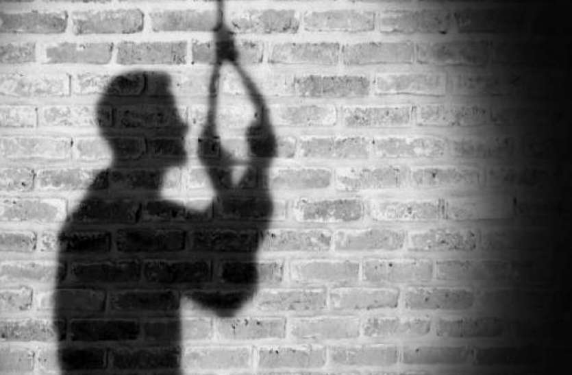 26_07_2020-suicide_20556586.jpg 2020 जाते-जाते ले गया 6 लोगों की जिंदगी, किसी ने तनाव में तो किसी ने नशे में मौत को लगाया गले