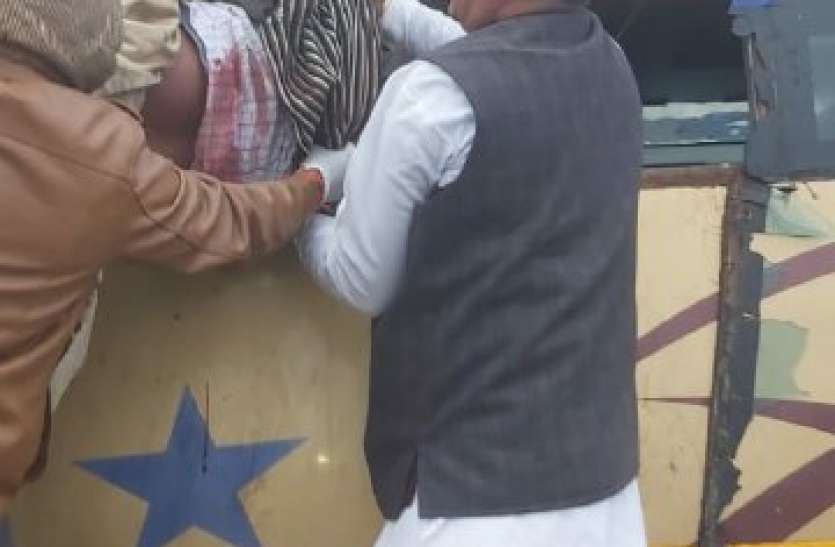 bus-3.jpg आगरा-लखनऊ एक्सप्रेस-वे पर खड़े कैंटर में घुसी वॉल्वो बस, 4 की माैत 14 घायल 8 गंभीर