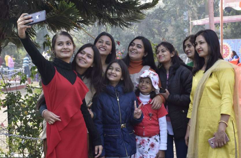 सैर-सपाटे ने न्यू ईयर को बनाया हैप्पी,अलग-अलग अंदाज में हुआ सेलीब्रेशन भगवान के दर्शन से 2021 की हुई मंगलमय शुरूआत, भक्तों ने की कोरोना संक्रमण से मुक्ति की प्रार्थना