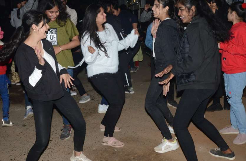 girls_dance.jpg गर्ल्स ने जमकर किया डांस, ठंड में उत्साह की गर्मी से किया नए साल का स्वागत