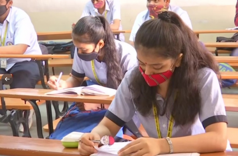 karnataka_school.png 3 छात्राएं कोरोना पॉजिटिव होने के बाद स्कूल बंद, जारी हुआ ये निर्देश