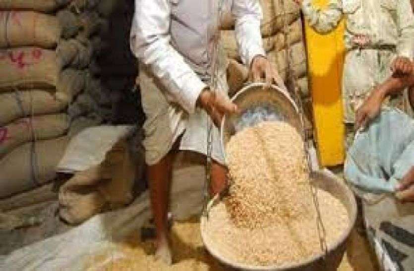गरीबों का गेहूं खाने वाले सरकारी कार्मिकों के खिलाफ करवाई की तैयारी जिले के 110 कर्मचारियों से वसूली जाएगी 24 लाख से अधिक राशि