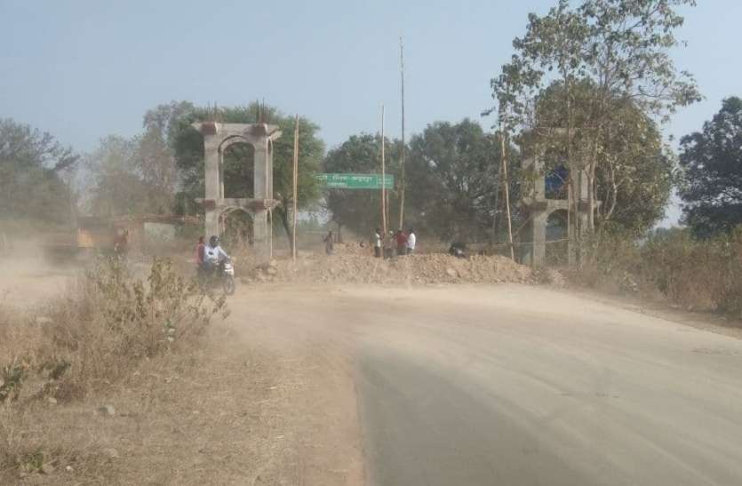 Safety ignored in construction by entry, problems for vehicle drivers प्रवेश द्वार निर्माण में सुरक्षा की अनदेखी, रास्ता बदल देने से वाहन चालको को हो रही परेशानी