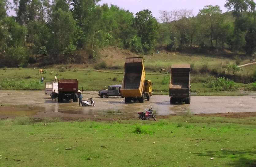 Drivers are polluting the torrent of Johila जोहिला की धार को प्रदूषित कर रहे वाहन चालक