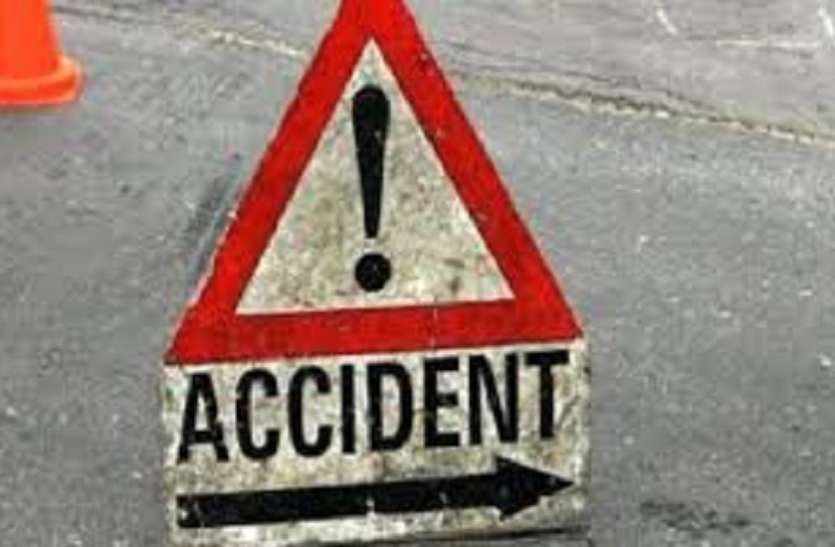accident लकड़ियों से भरा ट्रेलर पलटा, कई किलोमीटर लंबा जाम लगा