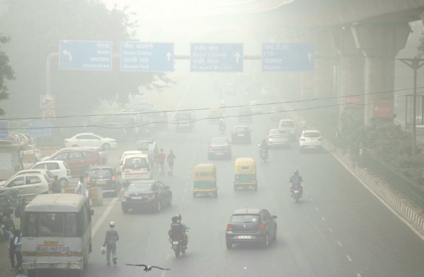 cold wave Delhi NCR में शीतलहर का कहर जारी, बूंदाबांदी के बीच विजिबिलिटी में सुधार