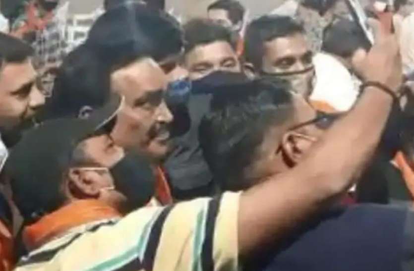 OMG : जानिए कहां भाजपा के कार्यक्रम में उमड़ी कार्यकर्ताओं की भीड़, कोविड नियमों की उड़ी धज्जियां OMG : जानिए कहां भाजपा के कार्यक्रम में उमड़ी कार्यकर्ताओं की भीड़, कोविड नियमों की उड़ी धज्जियां