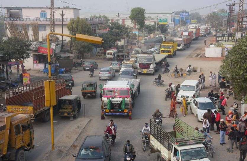 सड़क पर एक घंटे रेंगते रहे वाहन सड़क पर एक घंटे रेंगते रहे वाहन