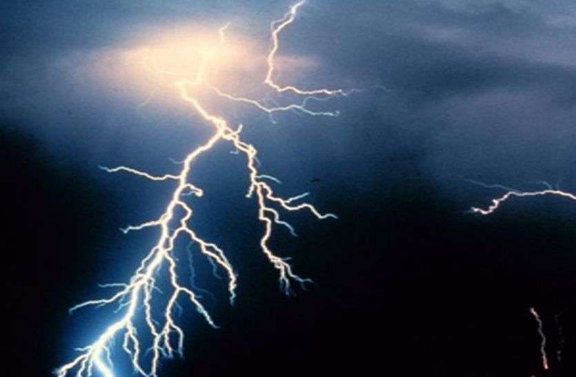 Elderly farmer dies due to lightning fall आकाशीय बिजली गिरने से बुजुर्ग किसान की मौत