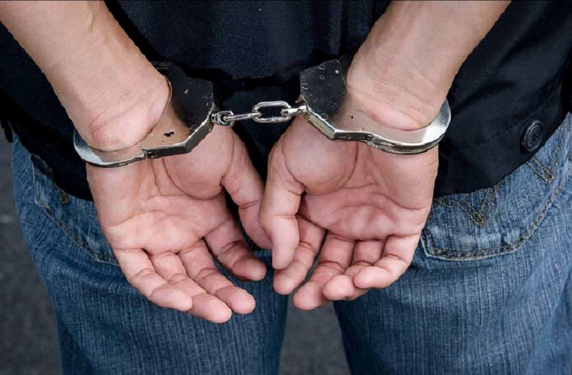 पश्चिम बंगाल में नकली सॉस कारखाने का भंडाफोड़ पश्चिम बंगाल में नकली सॉस कारखाने का भंडाफोड़