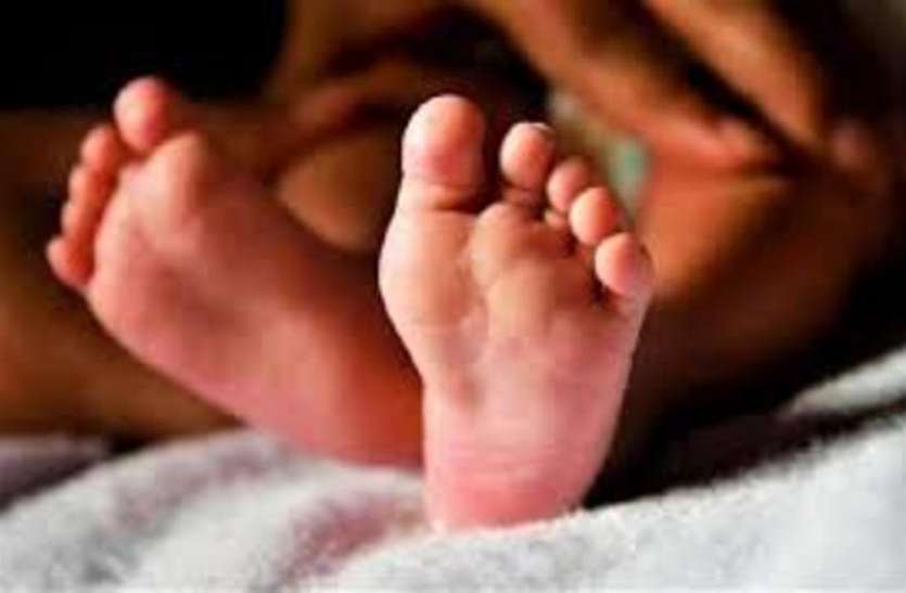 baby दो महीने की मासूम खुशी मां के आंचल में छिपी थी.... फिर