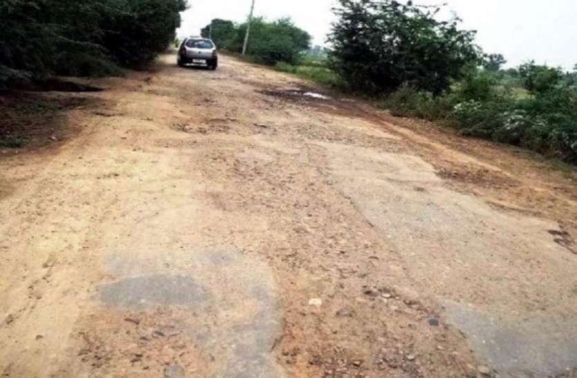 गांवों के संपर्क मार्गों की हालत खराब गांव तक आने वाले संपर्क मार्गों का बुरा हाल, पैदल चलना भी दूभर, आए दिन हो रही दुर्घटना