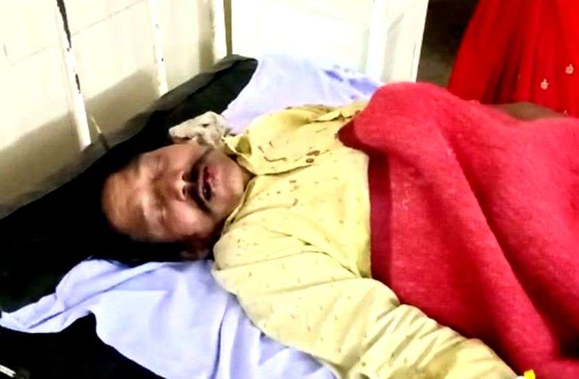 Youth injured by shooting arrows पत्नी के साथ छेड़छाड़ कर रहे युवक ने पति शेरसिंह के सिर में मारा तीर