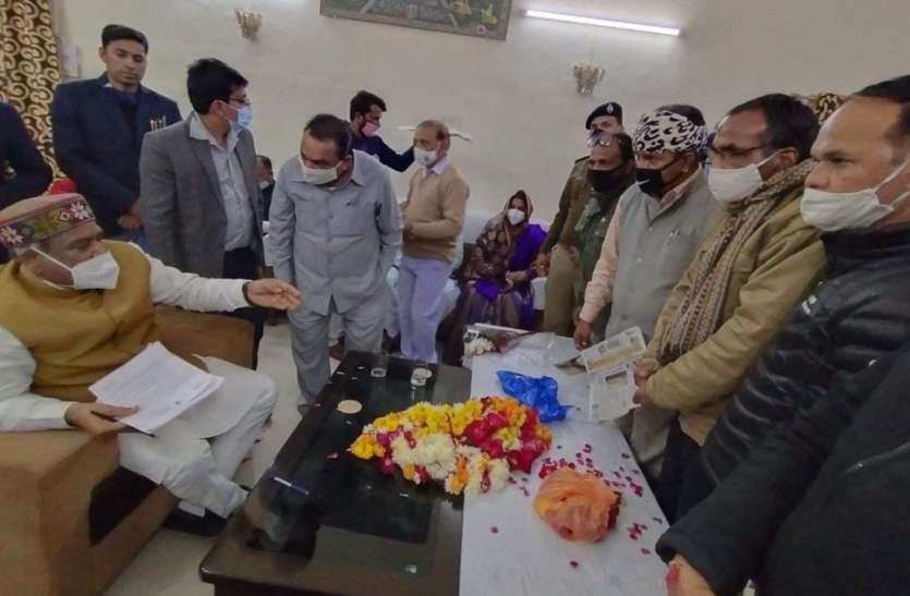 अपनों के बीच पहुंचे लोकसभा अध्यक्ष बिरला, बांटे दु:ख-दर्द अपनों के बीच पहुंचे लोकसभा अध्यक्ष बिरला, बांटे दु:ख-दर्द