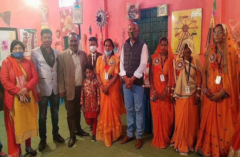The MLA reached the exhibition in the school, said that everyone will give a sewing machine. शिक्षिका की पहल पर महिलाओं ने सीखा खिलौना बनाना