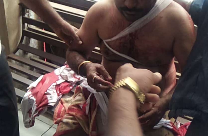 attack : दुकान से जाने के लिए कहा तो भडक़ गए युवक, फिर हुआ कुछ ऐसा attack : दुकान से जाने के लिए कहा तो भडक़ गए युवक, फिर हुआ कुछ ऐसा