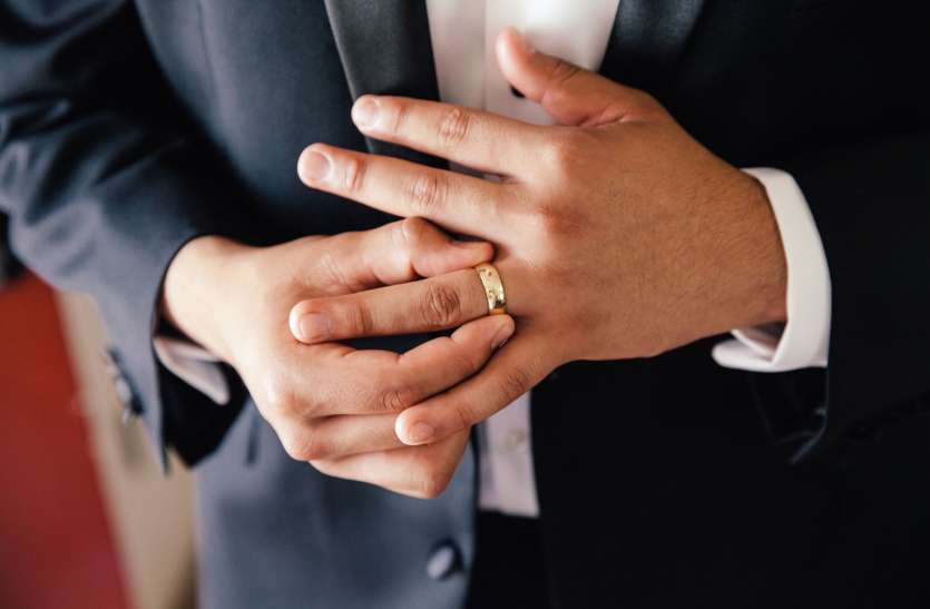 ring.jpg शादी से पहले ही डीएम साहब खो बैठे सगाई की अंगूठी, रेस्टोरेंट मैनेजर ने लौटाई तो आई जान में जान