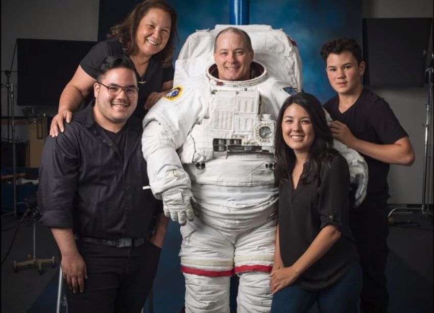 52 साल में पहली बार ये अमरीकी कैप्टन रखेंगे चांद की धरती पर कदम