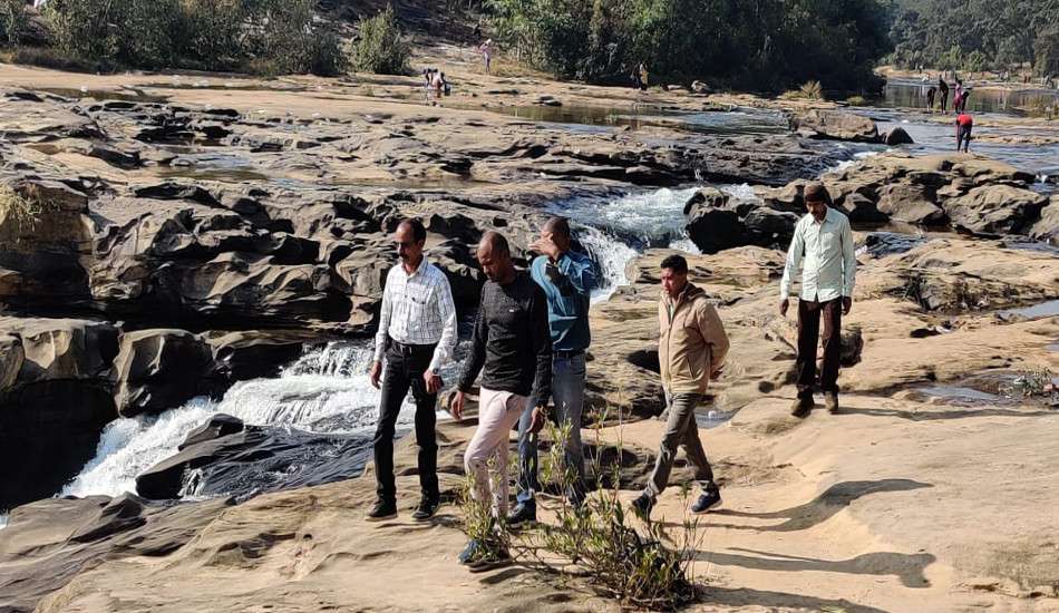 दोस्तों ने फुटबॉल को मारा किक तो वाटरफॉल में जा गिरा, निकालने गए युवक की डूबकर मौत