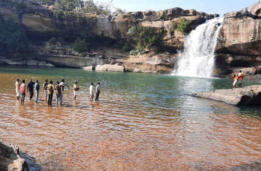 दोस्तों ने फुटबॉल को मारा किक तो वाटरफॉल में जा गिरा, निकालने गए युवक की डूबकर मौत दोस्तों ने फुटबॉल को मारा किक तो वाटरफॉल में जा गिरा, निकालने गए युवक की डूबकर मौत