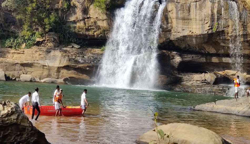 दोस्तों ने फुटबॉल को मारा किक तो वाटरफॉल में जा गिरा, निकालने गए युवक की डूबकर मौत