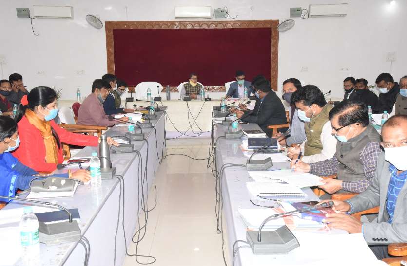 कलक्टर के कड़े तेवर, कहा- सिर्फ ऑफिस में बैठकर बाबूगिरी न करें सीईओ, पीओ और एपीओ कलक्टर के कड़े तेवर, कहा- सिर्फ ऑफिस में बैठकर बाबूगिरी न करें सीईओ, पीओ और एपीओ