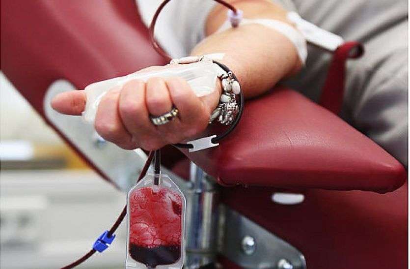 blood donation रक्तदान के लिए युवाओं ने दिखाया जोश