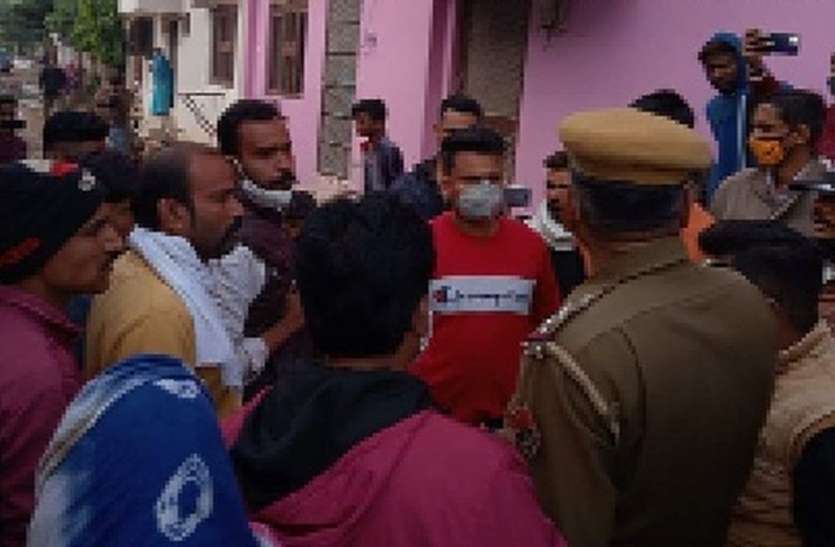 रोड पर लगाया जाम, जेसीबी से सड़क सही करवाई रोड पर लगाया जाम, जेसीबी से सड़क सही करवाई