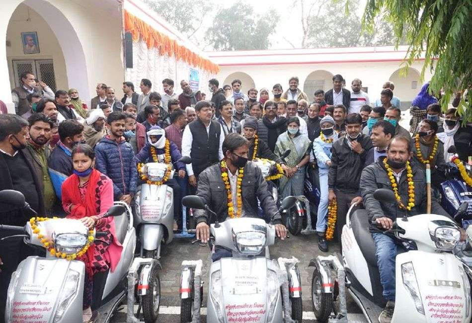 दिव्यांगजनों को बांटी मोटराइज्ड ट्राइसाइकिल