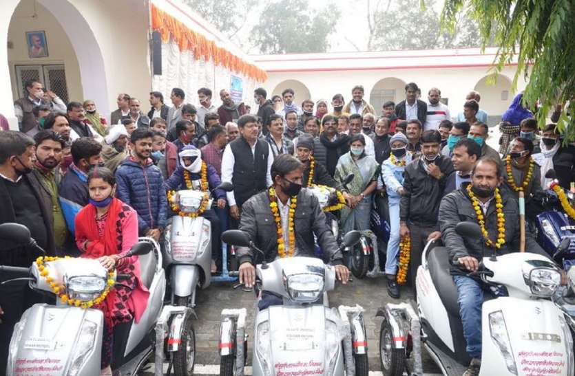 दिव्यांगजनों को बांटी मोटराइज्ड ट्राइसाइकिल दिव्यांगजनों को बांटी मोटराइज्ड ट्राइसाइकिल