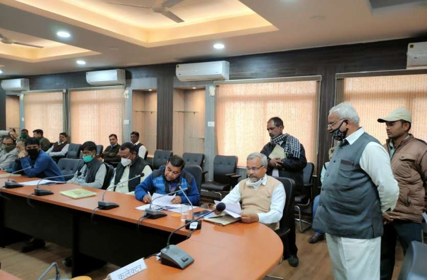 Officials built road on private land, no compensation for land निजी जमीन पर अधिकारियों ने बना दिया सड़क, जमीन का नहीं दिया मुआवजा