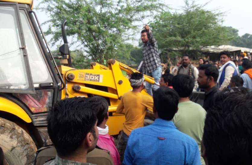 अतिक्रमण हटाने गई टीम पर किया पथराव, रोकी कार्रवाई अतिक्रमण हटाने गई टीम पर किया पथराव, रोकी कार्रवाई