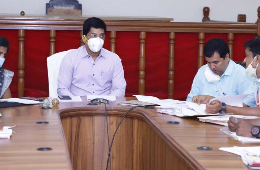 जिले के अधिकारियों का भाग लेना अनिवार्य जिले के अधिकारियों का भाग लेना अनिवार्य