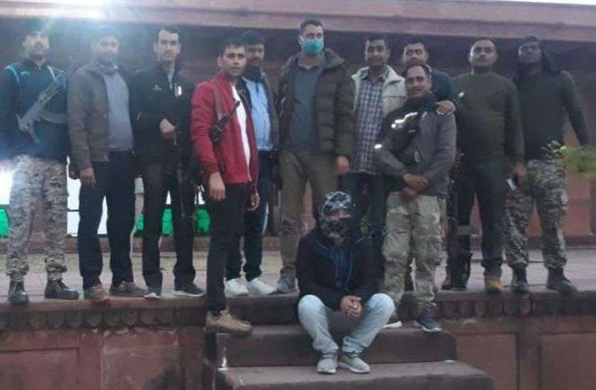 Two prize crooks of five thousand five arrested पांच-पांच हजार के दो इनामी बदमाश पुलिस गिरफ्त में