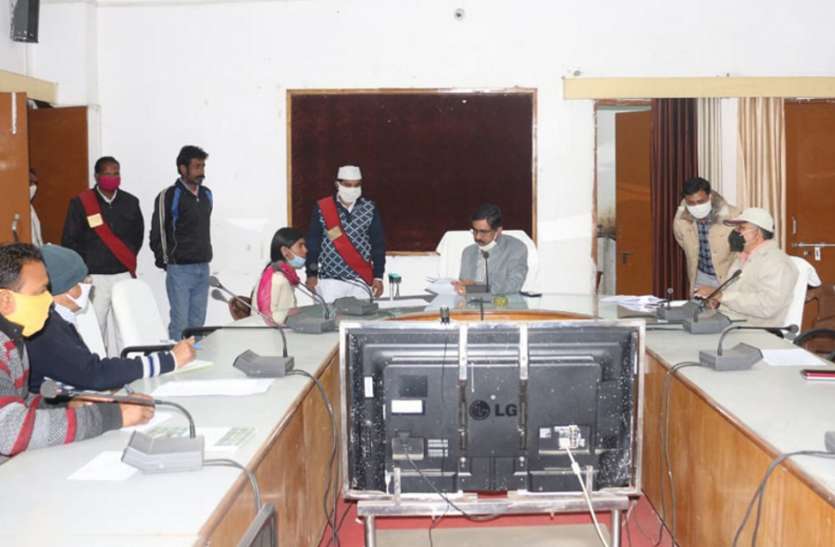 Officers listened to problems, gave instructions to solve अधिकारियों ने सुनी समस्याएं, निराकरण के दिए निर्देश