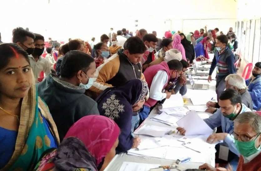 Camp set up to solve problems in nagar nigam Singrauli अफसरों से फरियाद करने पहुंचे सैकड़ों लोग, आपका टाइम भी आएगा