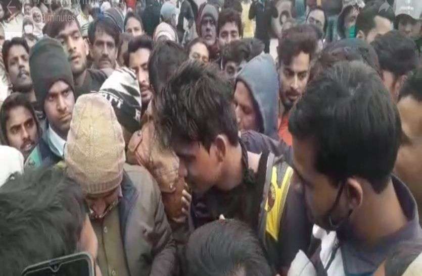 भीड़ के हत्थे चढ़ा बाइक चोर, पीट- पीट कर किया बुरा हाल भीड़ के हत्थे चढ़ा बाइक चोर, पीट- पीट कर किया बुरा हाल