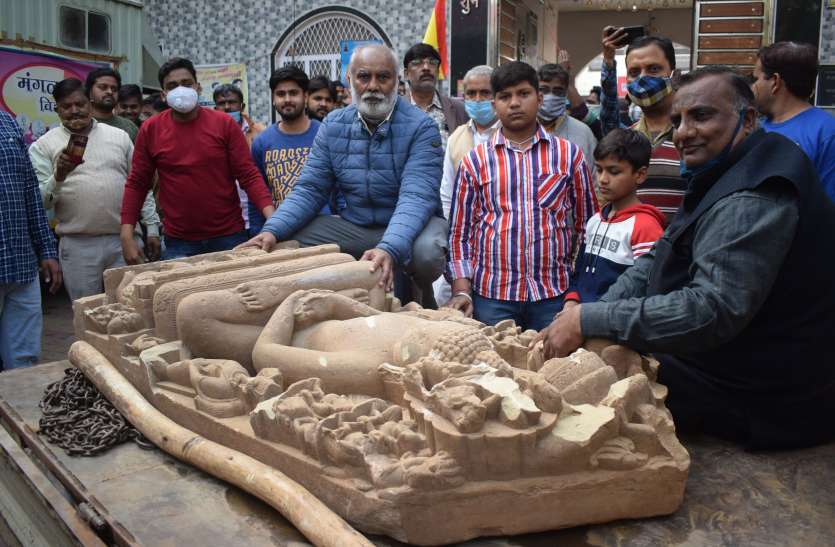 Ancient statue of Lord Adinath found in excavation handed over to Jain society खुदाई में मिली भगवान आदिनाथ की प्राचीन प्रतिमा जैन समाज को सुपुर्द